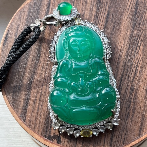 Mens Green Nephrite Guanyin hard stone pendant on 30 inch adjustable cord - Picture 10 of 11